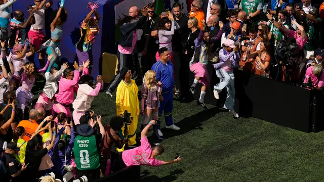 Madonna bersama Ronaldinho dan Ronaldo