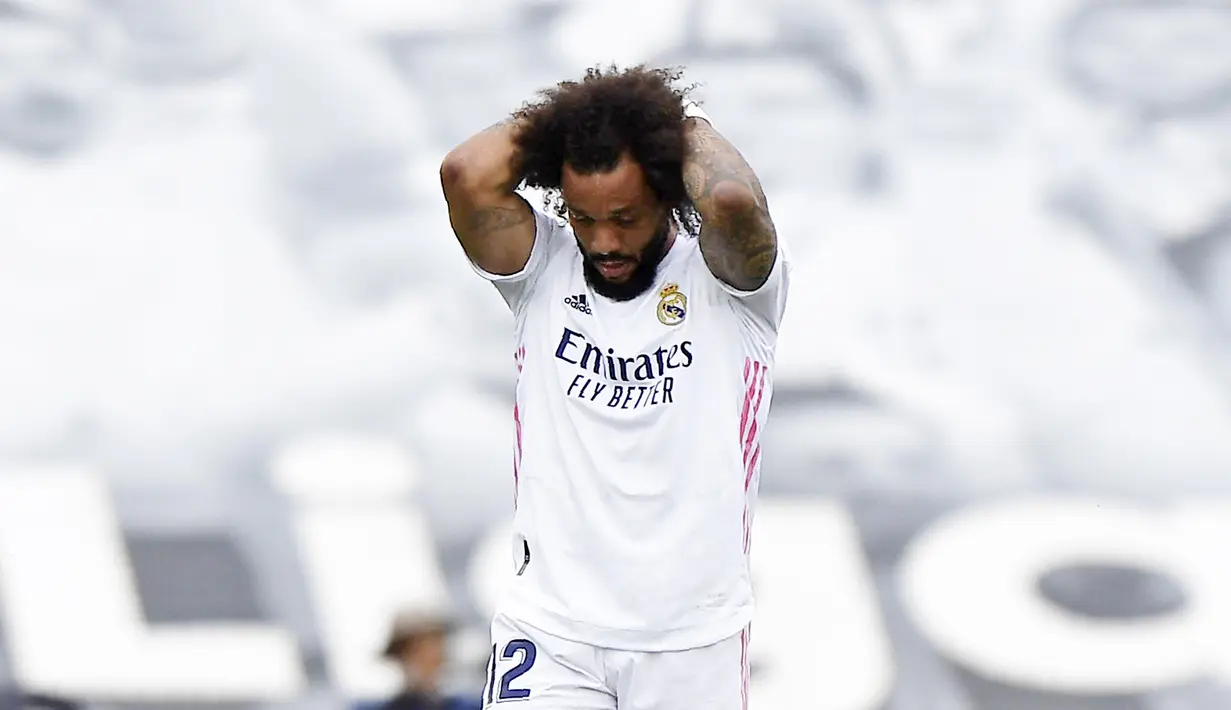 Bek Real Madrid, Marcelo, tampak kecewa meski berhasil menaklukkan Villarreal pada laga Liga Spanyol di Stadion Alfredo di Stefano, Sabtu (22/5/2021). Real Madrid menang dengan skor 2-1. (AP/Pablo Morano)