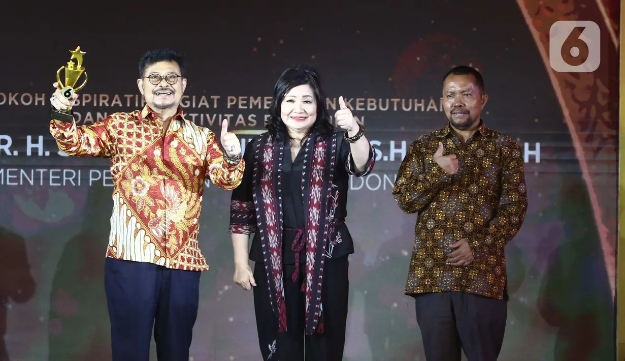 Wakil Komisaris Utama SCM Suryani Zaini bersama Direktur Konten KLY Wenseslaus Manggut saat memberikan penghargaan kepada Menteri Pertanian Syahrul Yasin Linpo  dalam Anugrah Inspiratif Liputan6.com di Jakarta, Sabtu (8/7/2023). Dengan  katagori Tokoh inspiratif pegiat pemenuhan kebutuhan dan produktiv