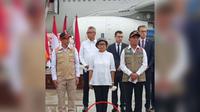 Penampilan Menteri Luar Negeri RI Retno Marsudi kembali jadi sorotan usai kehadirannya dengan menggunakan sepatu dengan warna yang berbeda.