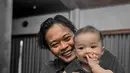 Salah satu momen saat Sule menggendong Adzam. Sang putra tak berhenti tertawa. (Foto: Instagram/@adzam_adriansyah)