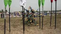 Sejumlah peserta berbaris saat  acara Winneba Fancy Dress, Ghana, Senin (2/1). The Fancy Dress festival adalah festival topeng yang diadakan setiap tahun di bulan Januari oleh orang-orang dari Winneba. (AFP PHOTO / Ruth McDowall)