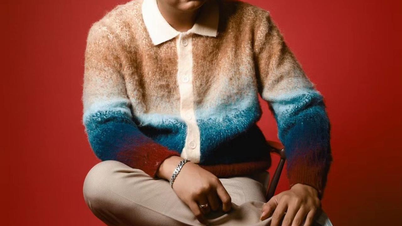 Denny Caknan, yang memiliki nama asli Deni Setiawan, adalah penyanyi dangdut yang tengah naik daun, dikenal dengan lagu-lagunya yang catchy dan lirik yang relatable.<br>