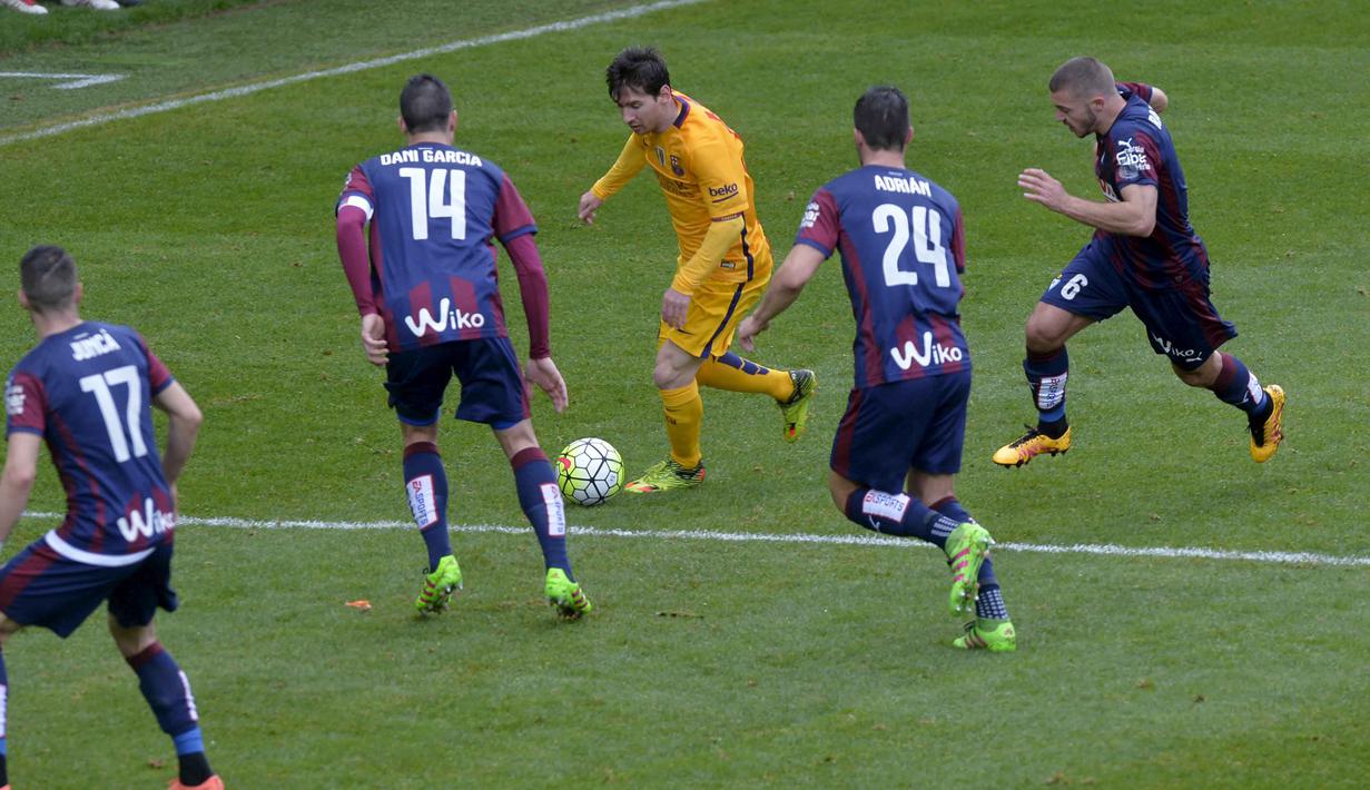Empat pemain Eibar mengurung pergerakan Bintang Barcelona, Lionel Messi pada laga pekan ke-28 La Liga Spanyol 2015-2016 di Stadion Municipal de Ipurua, Minggu (6/3/2016) malam WIB. (REUTERS/Vincent West)