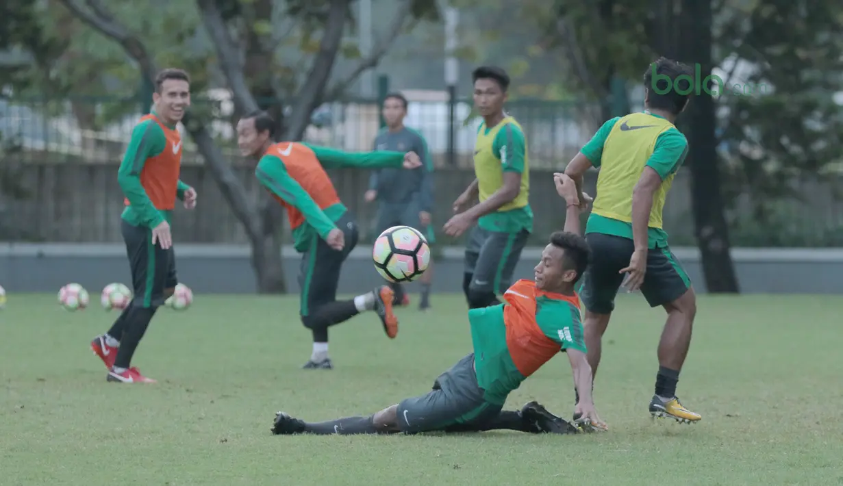 Aksi pemain timnas Indonesia U-23, Osvaldo Haay saat berlatih di Lapangan ABC, Senayan,  (24/4/2018). Timnas akan mengikuti turnamen PSSI Anniversary 27 April-3 Mei 2018. (Bola.com/Nicklas Hanoatubun)