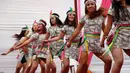 Sejumlah narapidana menari dihadapan penonton di penjara wanita Santa Monica, Lima , Peru 5 Mei 2016. Kegiatan ini dilakukan untuk menyambut peringatan Hari Ibu.  (REUTERS / Janine Costa)