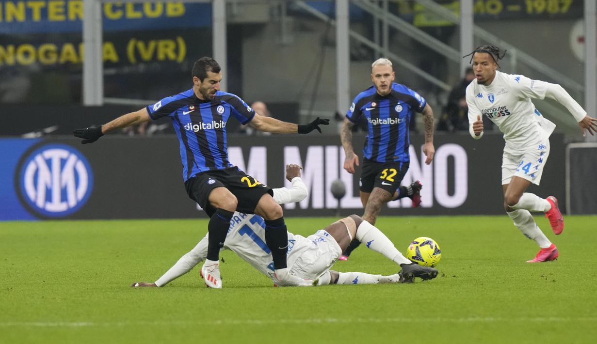 Pemain Inter Milan, Henrikh Mkhitaryan, berebut bola dengan pemain Empoli, Jean-Daniel pada laga Liga Italia di Stadion Giuseppe Meazza, Milan (23/1/2023). Skuad asuhan Simone Inzaghi dipermalukan sang tamu dengan skor 0-1. (AP Photo/Luca Bruno)