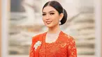 Selvi Ananda tampil anggun dengan kebaya merah berpayet serta selendang warna senada. Detail dari kebaya itu terlihat makin elegan dengan pemasangan bros perak berukuran besar di sisi kanan. Penampilannya makin mahal dengan aksesoris berlian berupa anting-anting raindrop dan kalung di lehernya. (Liputan6.com/IG/@riomotret)