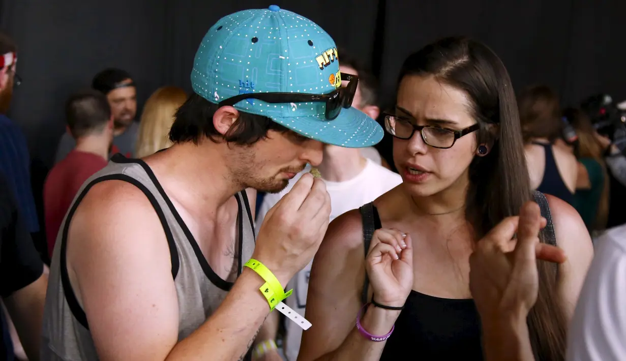 Warga AS mencium aroma ganja kering saat acara 'Weed the People' merayakan legalisasi penggunaan ganja di Portland, Oregon (3/7/2015). Pemerintah Oregon telah melegalkan penggunaan ganja Pada 1 Juli lalu sebagai kepentingan medis. (REUTERS/Steve DiPaola)