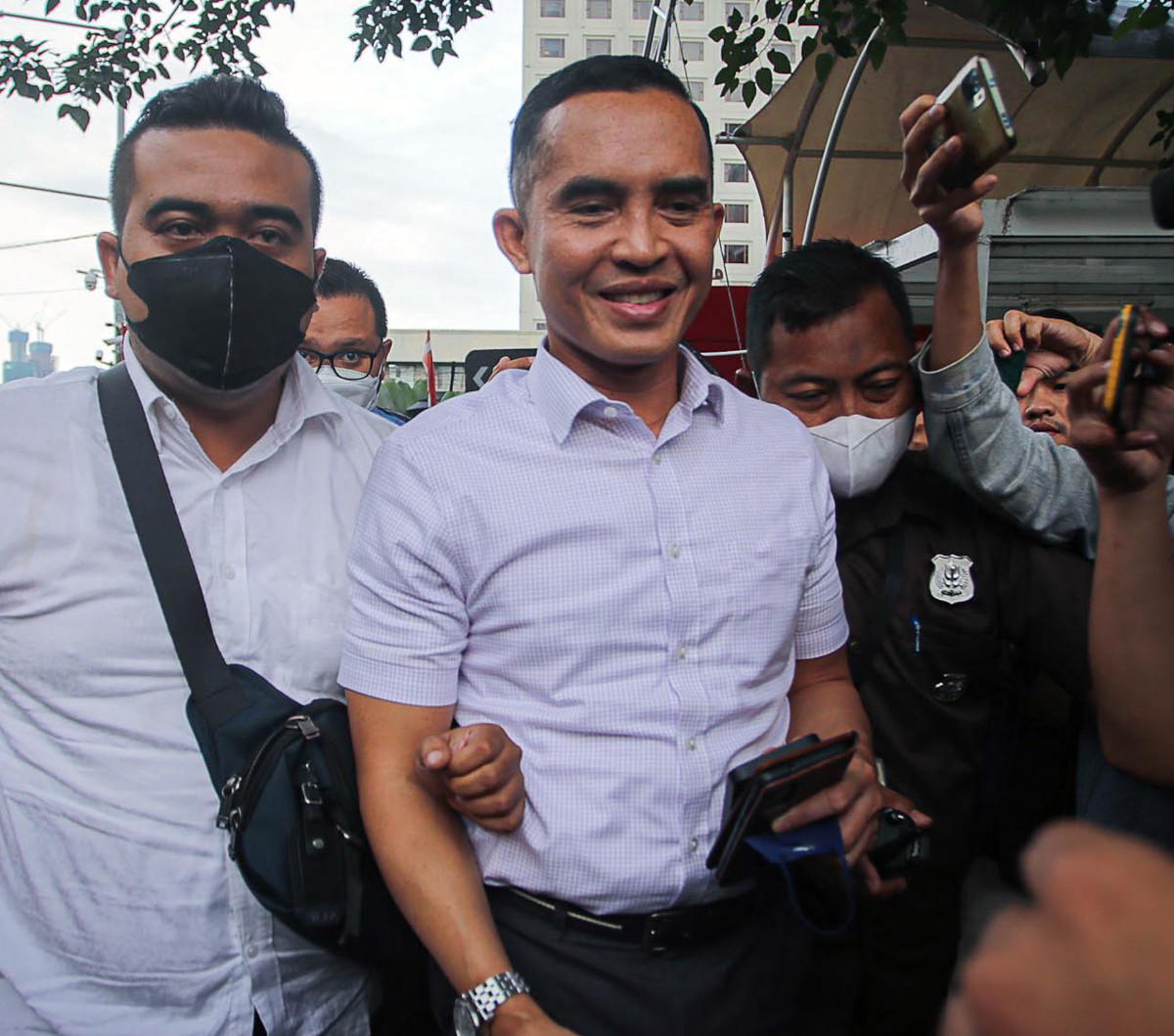 Atas perbuatannya tersebut, Askolani selaku Direktur Jenderal Bea dan Cukai langsung mencopot Eko dari jabatannya pada 2 Maret 2023.&nbsp;