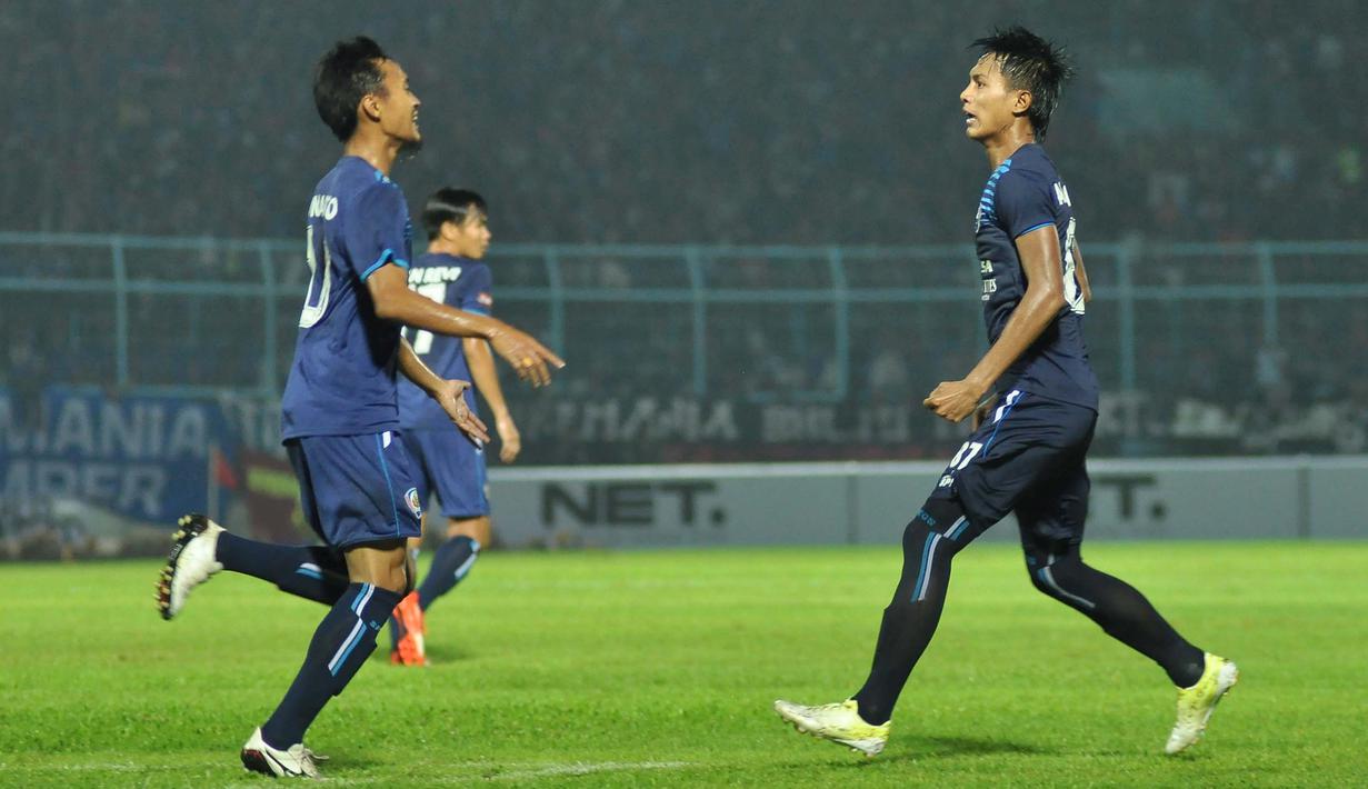 Sunarto dan Ahmad Alfarizi batal merayakan gol kedua Arema Cronus ke gawang Sriwijaya FC karena dianulir wasit dalam semifinal Torabika Bhayangkara Cup 2016 di Stadion Kanjuruhan, Kabupaten Malang, Kamis (31/3/2016). (Bola.com/Iwan Setiawan)