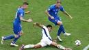 Berhadapan dengan Slovakia, Inggris berhasil menang lewat aksi comeback dengan skor 2-1. (KENZO TRIBOUILLARD/AFP)