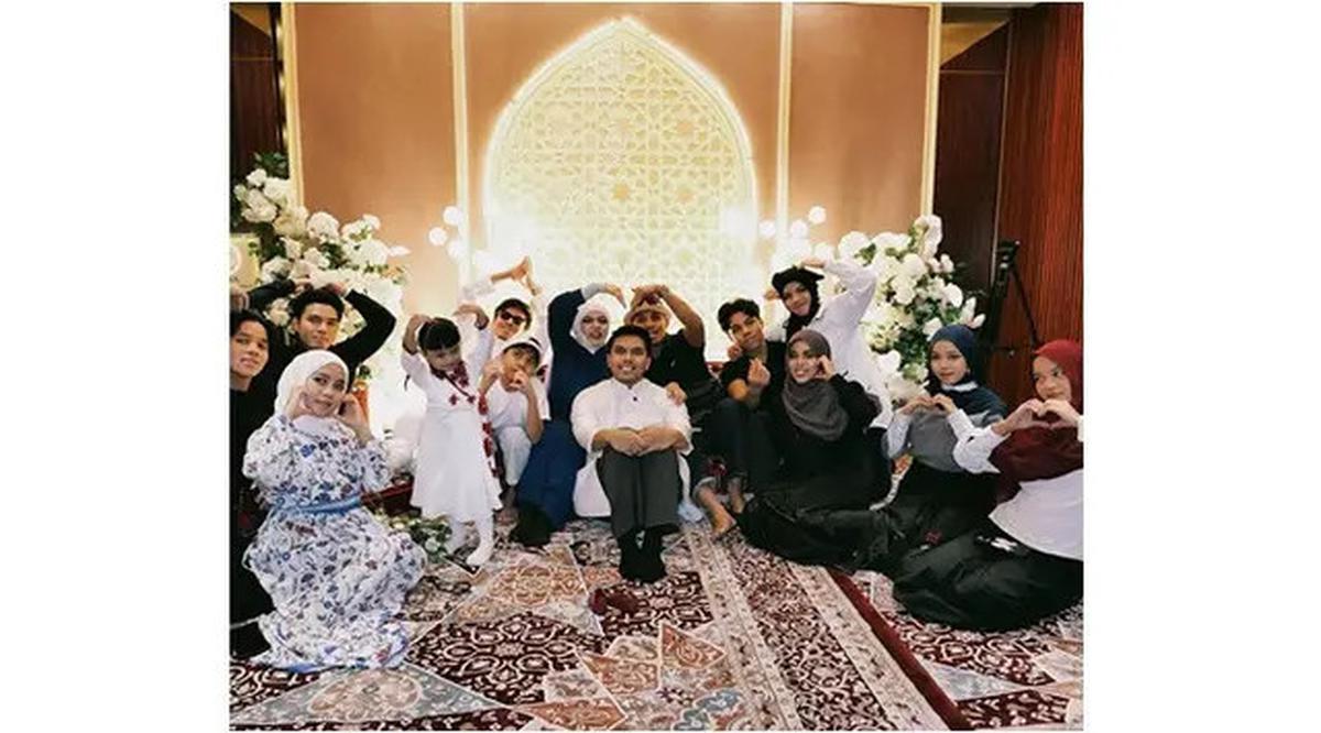 6 Potret Gen Halilintar di Tasyakuran 4 Bulan Kehamilan Aaliyah Massaid, Beri Doa