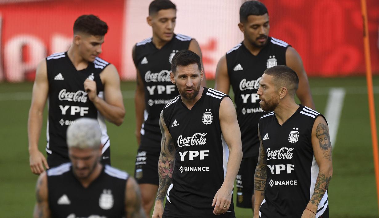 Lionel Messi berbincang dengan rekannya di sela sesi latihan timnas Argentina di Fort Lauderdale, Florida, jelang laga uji coba menghadapi Honduras di Stadion Hard Rock, Miami, Florida, Sabtu (24/9/2022) pagi WIB. (AP/Michael Laughlin)