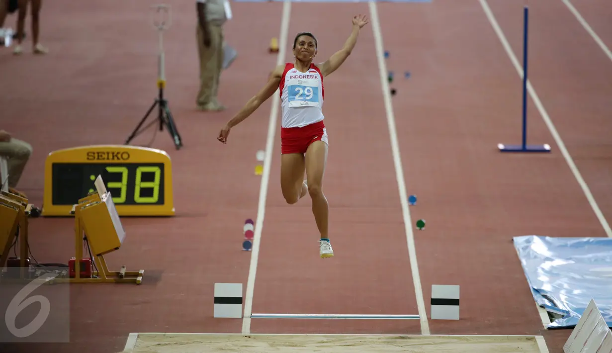 Atlet lompat jauh Indonesia, Maria Londa berhasil meraih emas di nomor lompat jauh putri SEA Games 2015 yang berlangsung di National Stadium, Singapura, Rabu (10/6/2015). Maria saat melakukan lompatan sejauh 6,70 meter. (Liputan6.com/Helmi Fithriansyah)