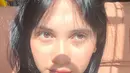 Foto tanpa makeup di bawah sinar matahari, Richelle Skornicki dipuji netizen cantik alami. Tak hanya salah fokus dengan kulit sehat dan frecklesnya yang terlihat samar-samar, netizen juga salfok dengan pupil cokelat artis muda ini. Rambut berantakannya yang dibiarkan digerai tidak mengurangi pesona artis muda yang baru lulus dari bangku SMP pada Mei 2024 lalu ini. (Liputan6.com/IG/@soursallyyyuu)
