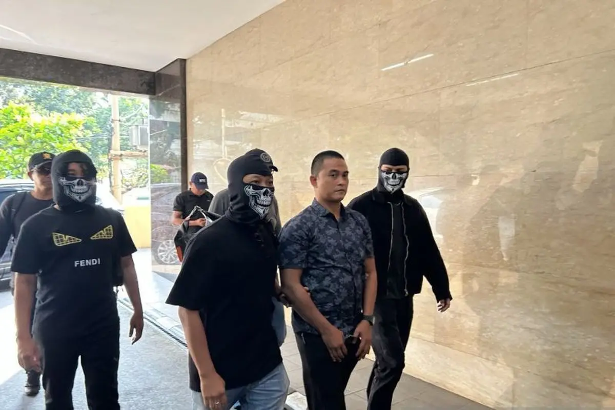 Bripka Dedy Wiratama Mata-Mata Kampung Narkoba Digelandang ke Bareskrim Polri