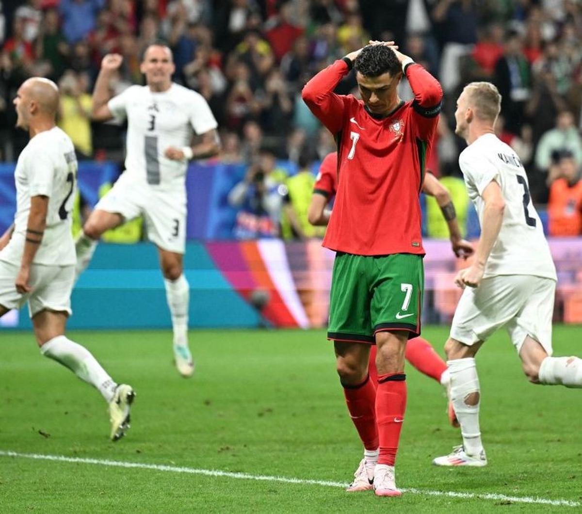Cristiano Ronaldo terekam kamera menangis tersedu-sedu dalam pertandingan Portugal vs Slovenia pada babak 16 besar Euro 2024 di Stadion&nbsp;Frankfurt Arena, Frankfurt, Jerman, Selasa (2/7/2024). Momen itu terjadi ketika sang megabintang Portugal itu gaga