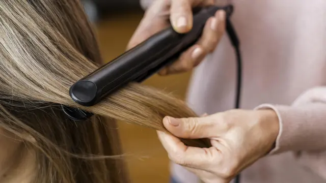 Tips Menjaga Rambut Tetap Sehat Meski Sering Menggunakan Alat Pemanas [Dok/freepik.com]