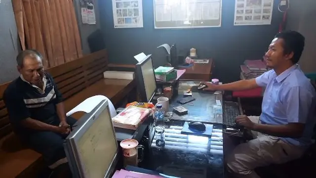Polisi memeriksa tersangka pembunuhan di Warung Kopi, Terminal Pemalang. (Liputan6.com/Polres Pemalang/Muhamad Ridlo)