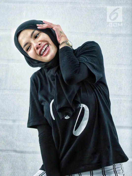 Gaya Nikita Mirzani saat berolahraga zumba di kawasan Kebayoran Baru, Jakarta, Rabu (8/8). Nikita sering mengikuti zumba agar menjaga kebugaran tubuh usai aktifitasnya yang padat. (Liputan6.com/Faizal Fanani)