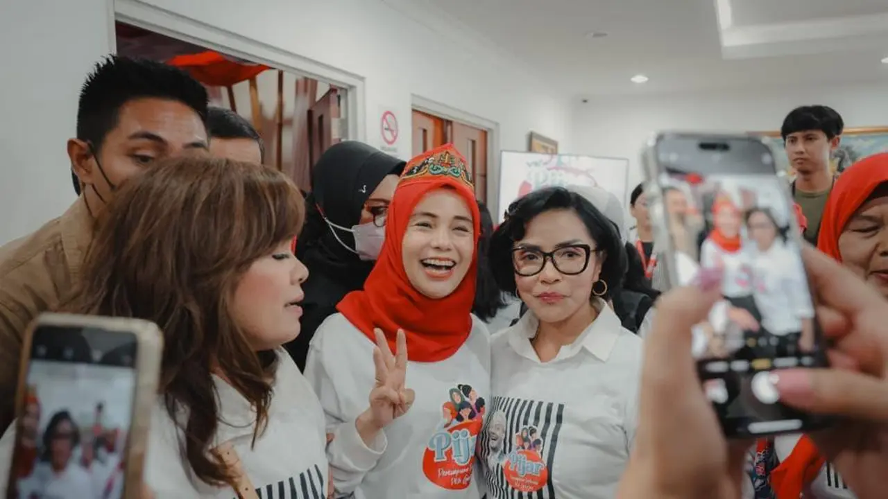 Siti Atikoh Supriyanti, istri dari Calon Presiden RI 2024 Ganjar Pranowo usai hadir di Rapat Koordinasi Nasional (Rakornas) 2023 Perempuan Indonesia Pilih Ganjar (Pijar) di Kantor DPP PDI Perjuangan, Menteng, Jakarta Pusat, Sabtu (16/12/2023) (Istimewa)