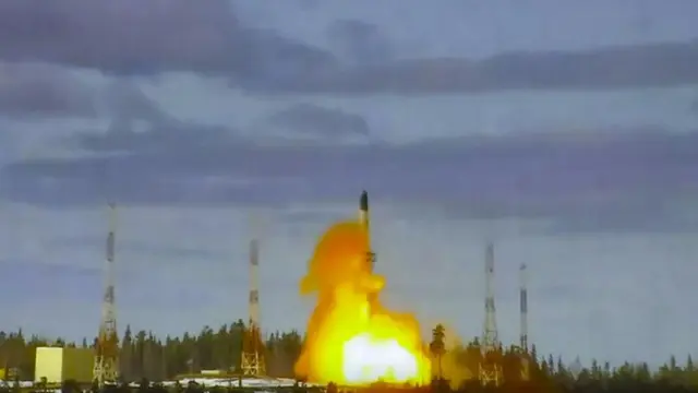 Rudal balistik antarbenua Sarmat diluncurkan dari Plesetsk di barat laut Rusia pada Rabu, 20 April 2022. (Roscosmos Space Agency Press Service /AP)