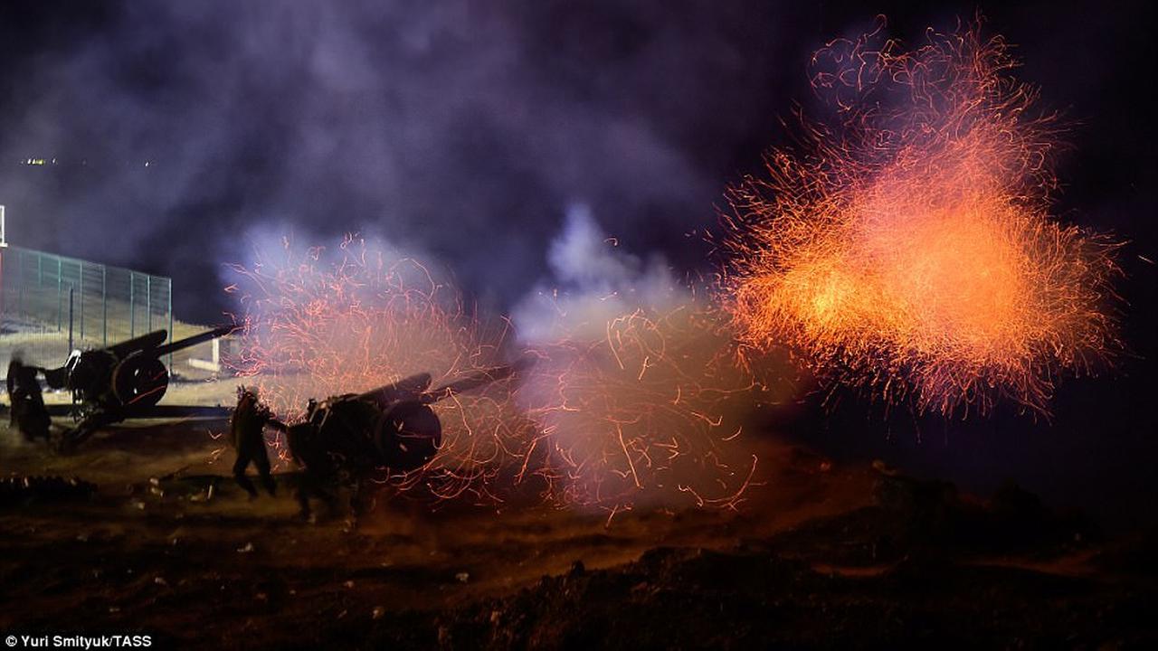 Pelepasan kembang api dalam rangka kekalahan Hitler ke-72. (TASS)