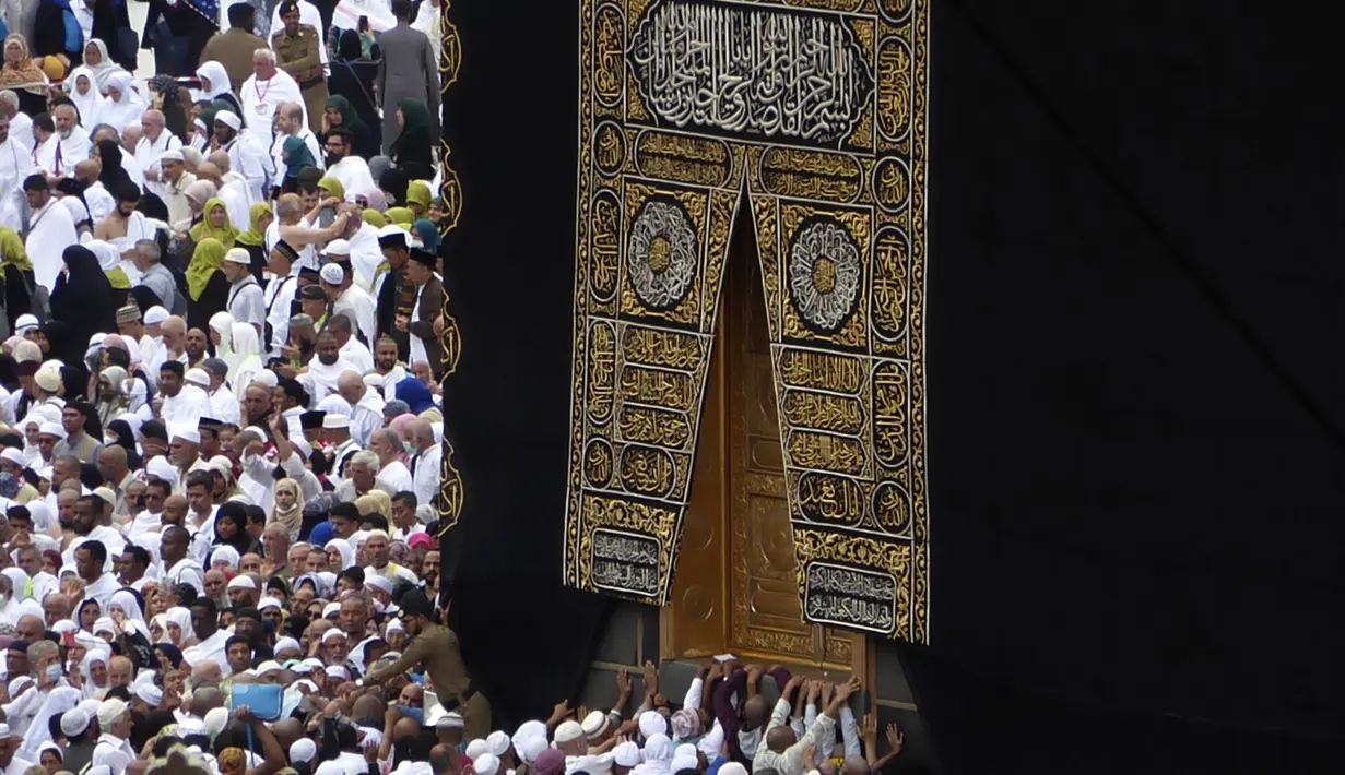 Ribuan jemaah Muslim berdoa di dekat Kakbah saat umrah di Masjidil Haram, Mekah, Arab Saudi (24/2/2020). Langkah pemerintah Arab Saudi menghentikan sementara umrah  karena Timur Tengah memiliki lebih dari 220 kasus penyakit yang dikonfirmasi. (AP Photo/Amr Nabil)