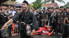 Jawara Betawi Palang Pintu saat menyambut kedatangan Calon Gubernur DKI Jakarta, Agus Harimurti Yudhoyono melihat tempat produksi tahu di kawasan Tegal Parang, Mampang Prapatan, Jakarta Selatan, Rabu (14/12). (Liputan6.com/Yoppy Renato)