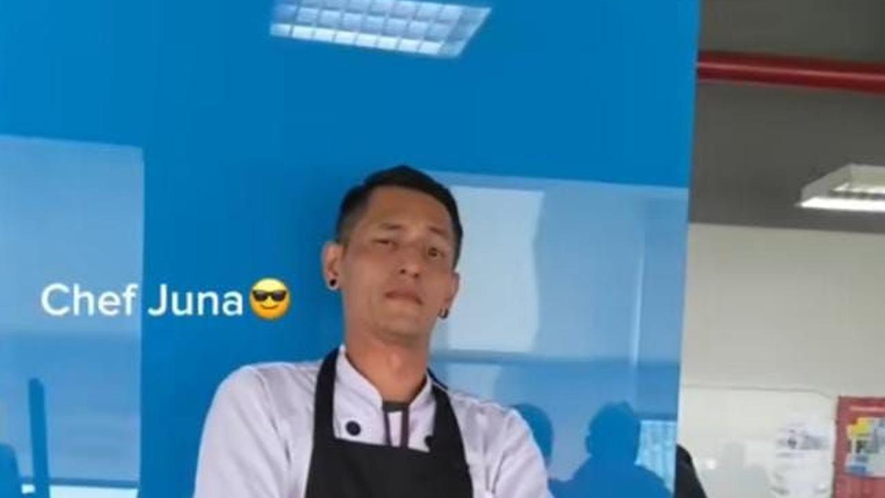Video tersebut sukses membuat warganet terhibur berkat aksi cosplay yang dilakukan para pegawai.