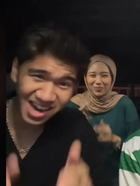 Nadine Syawali dikenal lewat gaya berhijab yang mencuri perhatian netizen. Ayman, sebagai Gen Z aktif di medsos, terlihat sangat menikmati masa pacarannya. Kebersamaan mereka jadi sorotan karena dinilai manis, serasi, dan menghibur. (Liputan6.com/Tiktok/@aymansbarubangun)