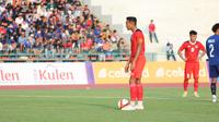 Kapten Timnas Indonesia U-22, Rizky Ridho Ramadhani bersiap melakukan eksekusi penalti ke gawang Filipina pada laga pertama Grup A SEA Games 2023 di Olympic Stadium, Phnom Penh, Kamboja, Sabtu (29/4/2023). (Bola.com/Abdul Aziz)