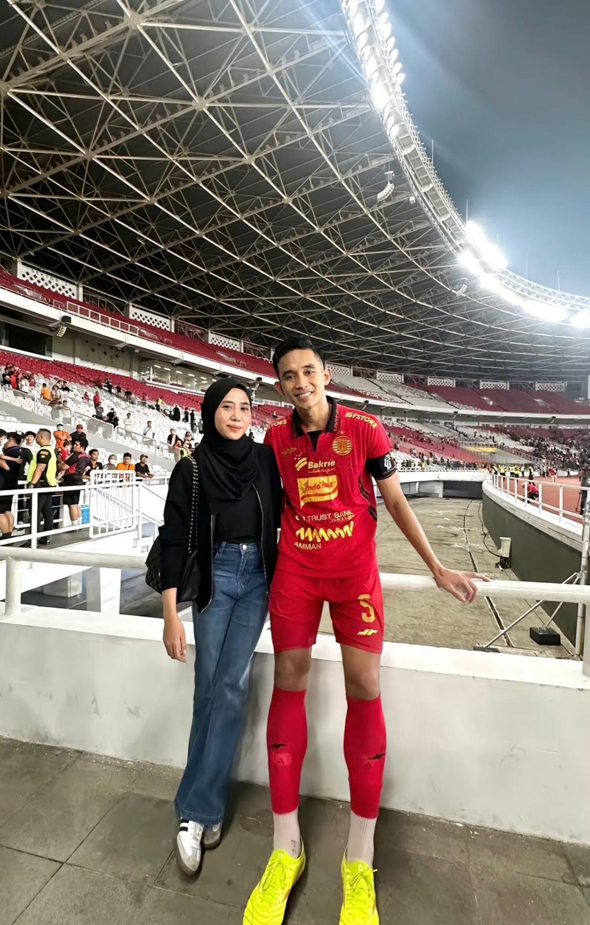 7 Potret Rizky Ridho Melamar Kekasihnya, Sendy Aulia, Tuai Dukungan dari Netizen dan Timnas