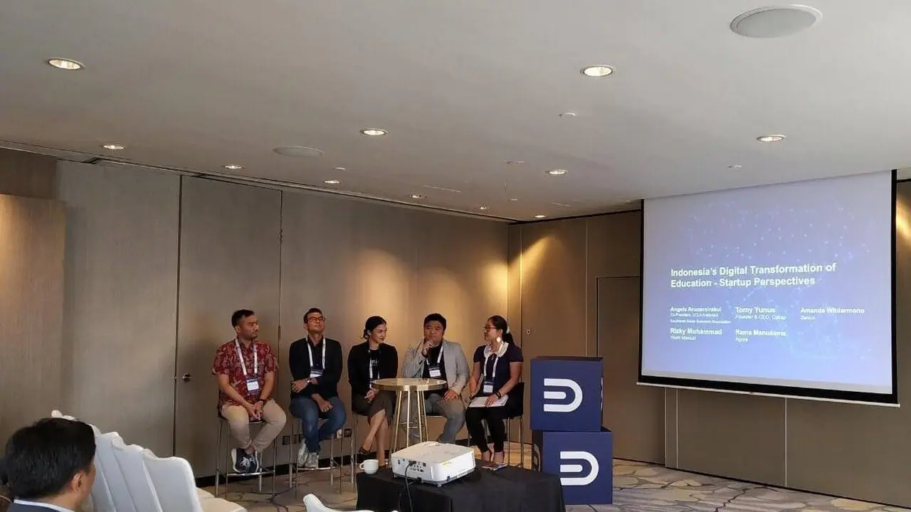 Paul Sabda (Founder & CEO, Zenius), Rizky Muhammad (Founder & CEO, Youthmanual), Amanda Witdarmono (Zenius),  Tomy Yunus (Co-Founder & CEO, Cakap)