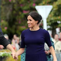 Pangeran Harry dan Meghan Markle berjalan di Taman Pemerintah Rotorua, Selandia Baru, Rabu (31/10). Pangeran Harry dan Meghan Markle sedang dalam tur tiga minggu di Australia, Selandia Baru, Tonga, dan Fiji. (Michael Bradley/Pool/AFP)