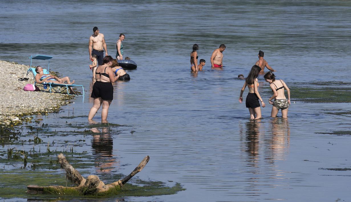 Ini adalah gelombang panas besar pertama yang mempengaruhi Italia tahun ini dan terjadi setelah musim semi dan awal musim panas yang ditandai dengan badai dan banjir.  (AP Photo/Antonio Calanni)
