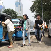 Warga saat akan menaiki bajaj berbahan bakar gas (BBG) di kawasan Jakarta Pusat, Sabtu (15/8/2015). Dalam rangka HUT RI Ke-70, PGN menggratiskan biaya tarif bajaj BBG bagi masyarakat. (Liputan6.com/Gempur M Surya)