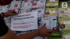 Personel Ditresnarkoba Polda Metro Jaya menata barang bukti pengungkapan kasus peredaran gelap narkotika jaringan internasional Malaysia di halaman Polda Metro Jaya, Jakarta, Rabu (6/11/2024). (Liputan6.com/Herman Zakharia)