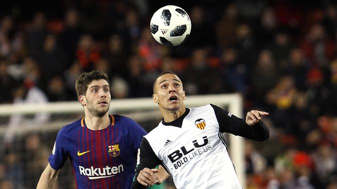 Bek Barcelona, Sergi Roberto, duel udara dengan striker Valencia, Rodrigo Moreno, pada laga leg kedua semifinal Copa del Rey di Stadion Mestalla, Kamis (8/2/2018). Barcelona menang 2-0 atas Valencia. (AP/Alberto Saiz)