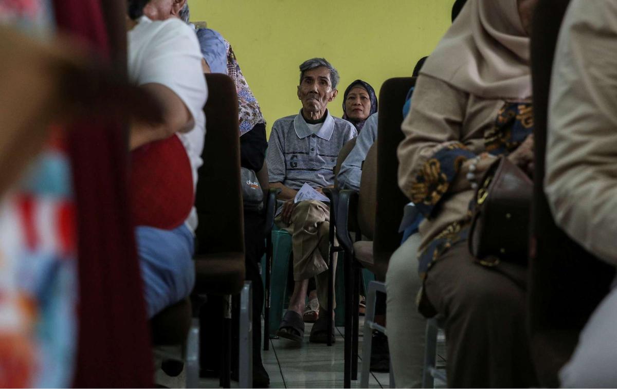 Antusiasme lansia serbu program Kartu Layanan Gratis trasportasi umum