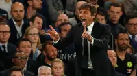 Pelatih Chelsea, Antonio Conte memberikan intruksi kepada para pemainnya saat melawan Liverpool pada lanjutan Liga Inggris di Stadion Stamford Bridge, London, (17/9). Liverpool menang atas Chelsea dengan skor 2-1. (Reuters/John Sibley)