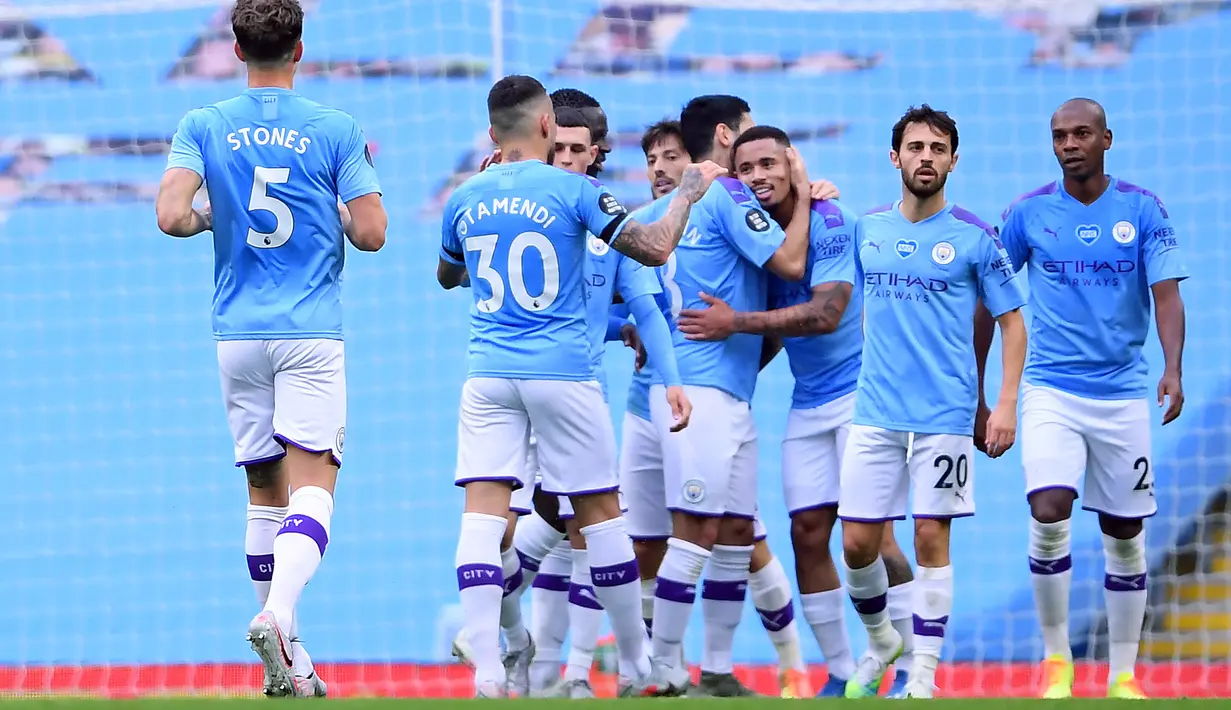 Pemain Manchester City merayakan gol yang dicetak Gabriel Jesus ke gawang Bournemouth pada laga lanjutan Premier League pekan ke-36 di Etihad Stadium, Kamis (16/7/2020) dini hari WIB. Manchester City menang 2-1 atas Bournemouth. (AFP/Laurence Griffiths/pool)