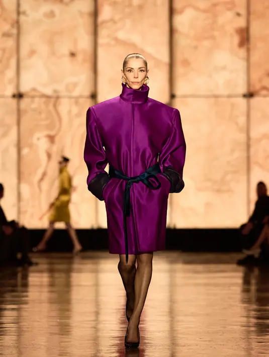 Ornamen seperti padding, material yang variatif, hingga bentuk konstruktif membuat koleksi semakin istimewa.  [Foto: Saint Laurent.dok]