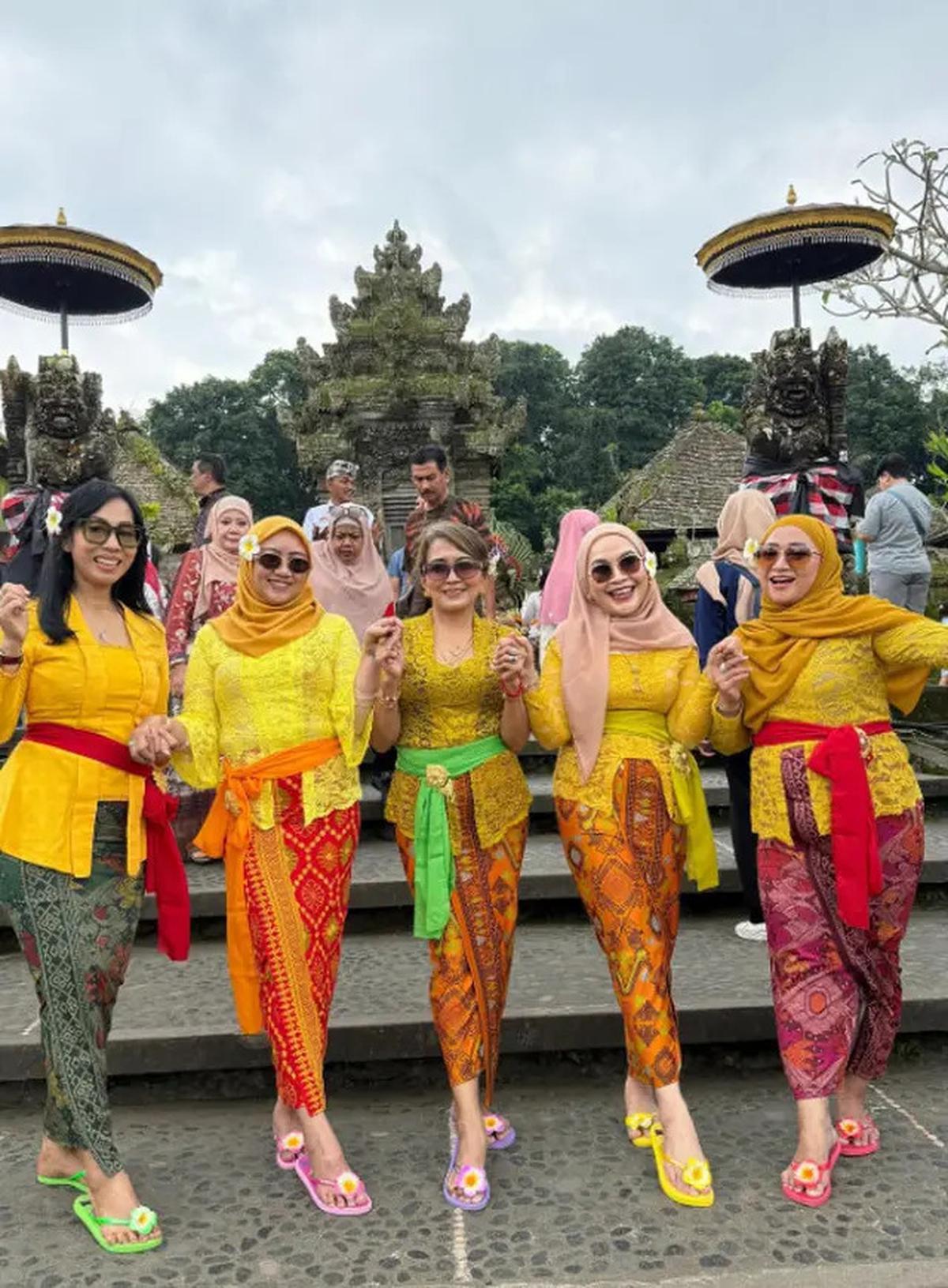 Gaya Umi Kalsum Ibunda Ayu Ting Ting saat Liburan di Bali, Model Sandal Jepitnya Curi Perhatian
