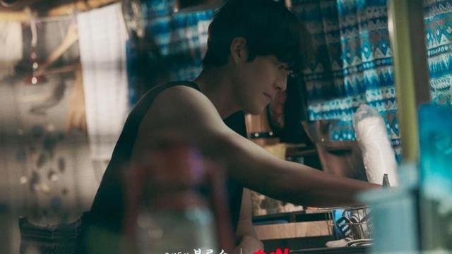 Pesona Kim Woo-bin dalam Our Blues, Makin Tampan dan Berkharisma