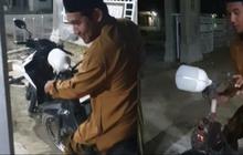 Lampu Motor Menggunakan Modifikasi Kelewat Unik dengan Bohlam Rumah.