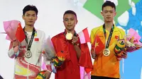 Pemain Indonesia, Sumarandak Ridel alias BenZerRidel (tengah), berfoto saat penyerahan medali nomor Clash Royale eSport Asian Games 2018 di Britama Arena Jakarta, Senin (27/8). Ridel berhasil mempersembahkan medali emas. (ANTARA FOTO/INASGOC/Ady Sesotya)