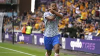 Penyerang Manchester United (MU) Mason Greenwood merayakan gol yang dicetaknya ke gawang Wolverhampton Wanderers pada match day ketiga Liga Inggris di Stadion Molineux, Minggu (29/8/2021). MU menang tipis 1-0 lewat gol Mason Greenwood. (Nick Potts/PA via AP)