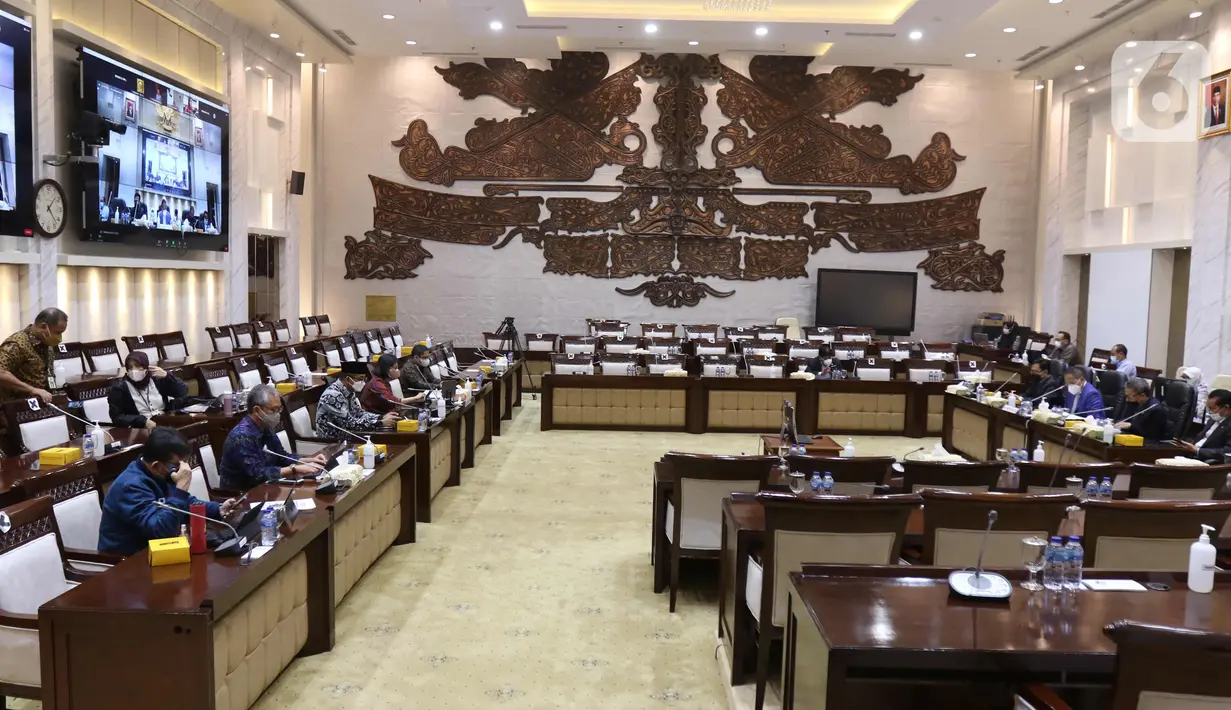 Suasana rapat kerja Menteri Keuangan Sri Mulyani dan Komisi XI DPR di Kompleks Parlemen, Senayan, Jakarta, Senin (15/3/2021). Rapat membahas konsultasi terkait usulan perubahan pengelompokan/skema barang kena pajak berupa kendaraan bermotor yang dikenai PPnBM. (Liputan6.com/Angga Yuniar)